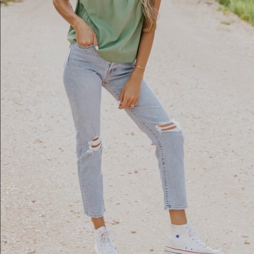 Levi’s high rise wedgie distressed jeans 👖